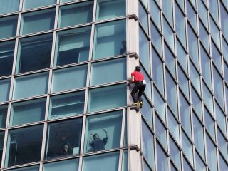 US climber scales Taiwan’s tallest building with no ropes