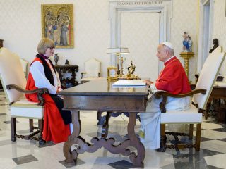 Pope and first Anglican female leader meet and pray together