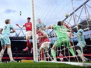 Arsenal close in on title with narrow win over Burnley