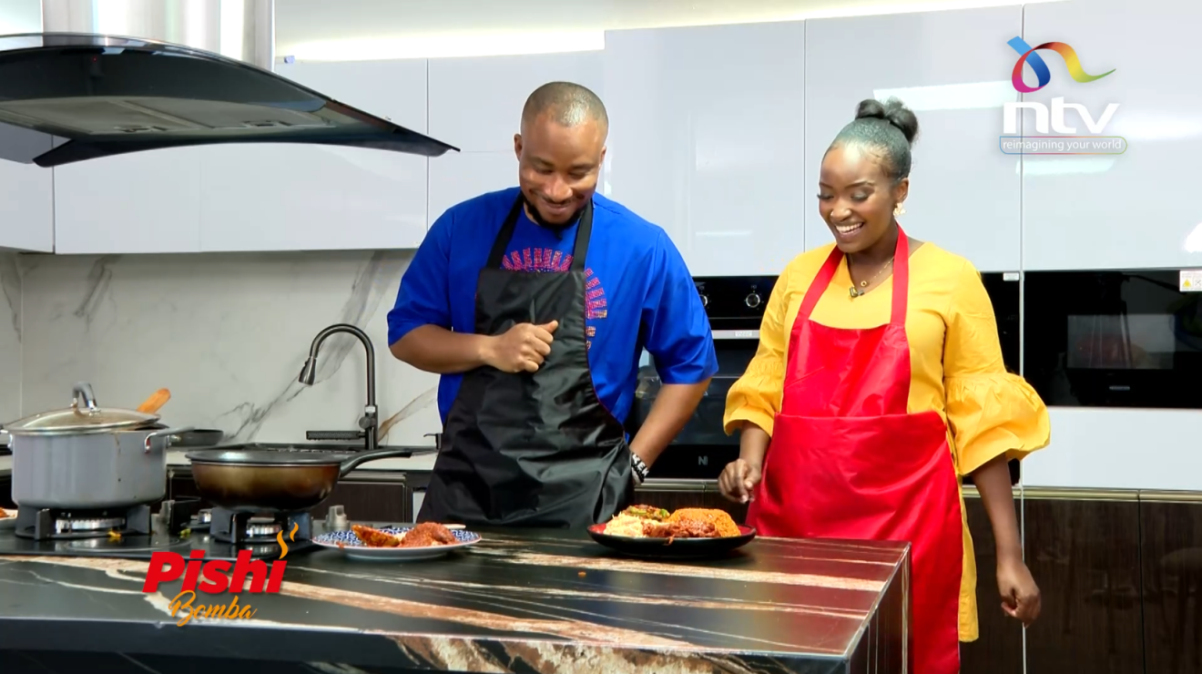 Nigerian Jollof rice served with plantains | Pishi Bomba