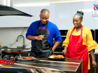Nigerian Jollof rice served with plantains | Pishi Bomba