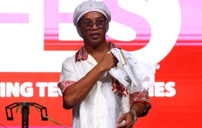 After 11 years, Ronaldinho returns to soccer with a primary goal