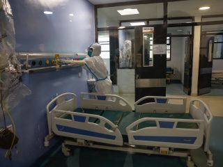 Ebola quarantine row: 8 medics question plan to isolate them with high-risk contacts